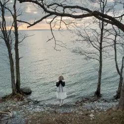 CLOSE YOUR EYES by ionnalee