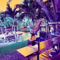 Palm BBQ by E Z R A ゴーバー